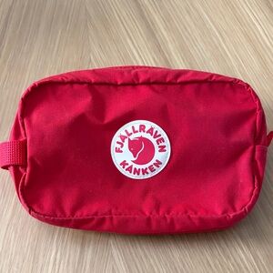 Fjallraven Kånken Small Pouch in Bright Red